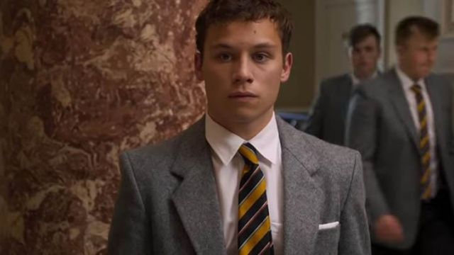 Le blazer gris de Don Wallace (Finn Cole) dans Slaughterhouse Rulez