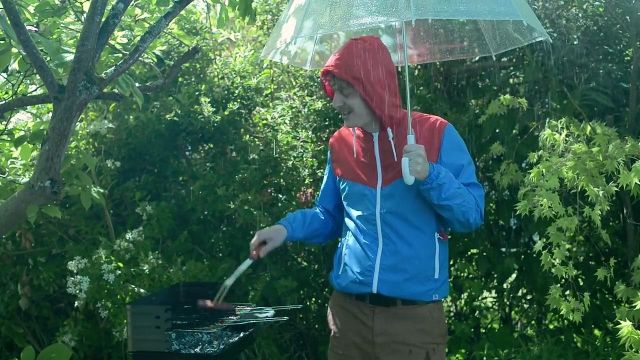 Le parapluie blanc transparent de Norman dans sa vidéo "Les Barbecues"