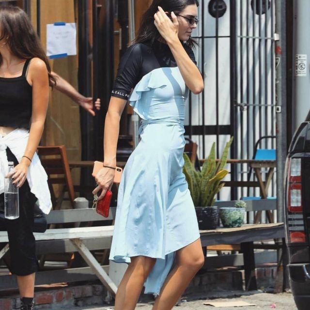 La robe asymétrique bleue de Kendall Jenner sur Instagram