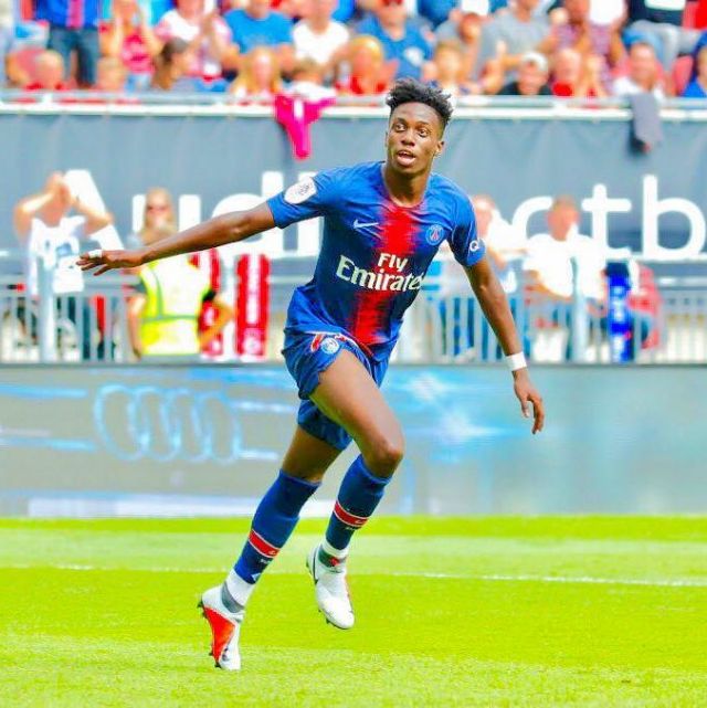 The Nike jersey home PSG season 2018-2019 worn by Timothy Weah on his account Instagram