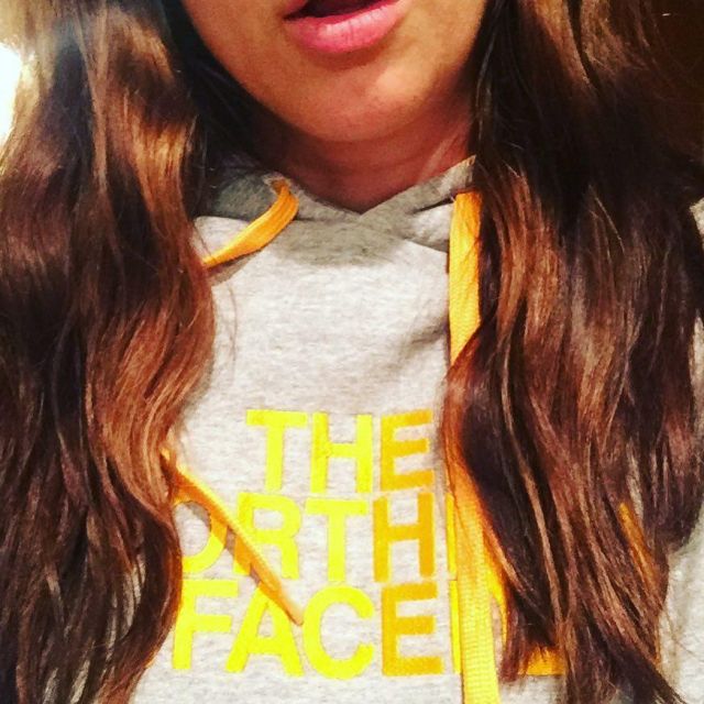 The sweatshirt hoodie gray and yellow The North Face worn by Chelsea Perreti on his account Instagram