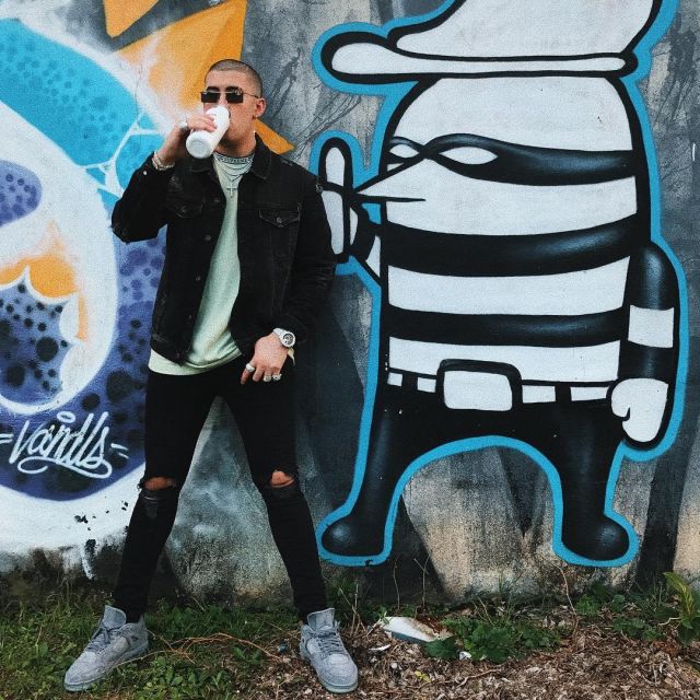 Sneakers Air Jordan 4 Retro "kaws" worn by Bad Bunny on his Instagram account