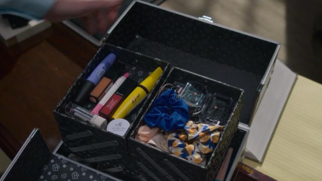 The lipstick Revlon # 040 Shanghai in the series Insatiable S01E02