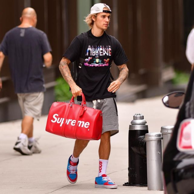 Le sac de voyage en cuir Louis Vuitton X Supreme Rouge de Justin Bieber sur le compte Instagram @solecollector
