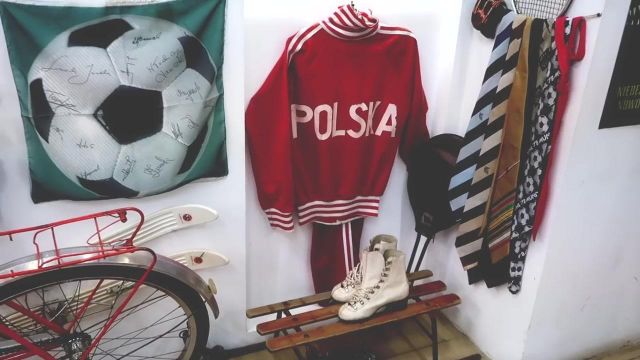 La veste Polska de l'équipe de Pologne de Natoo dans sa vidéo YouTube En Pologne avec ma mère