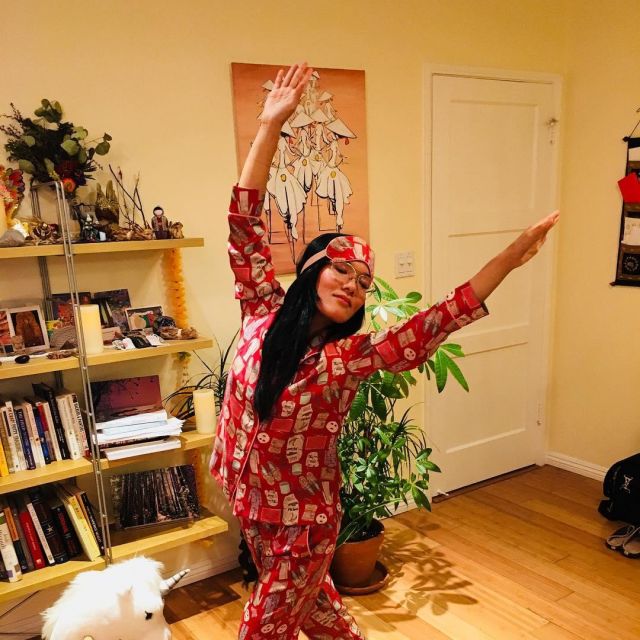 Le pyjama Netflix and Chill avec masque de nuit porté par Ali Wong sur son compte Instagram