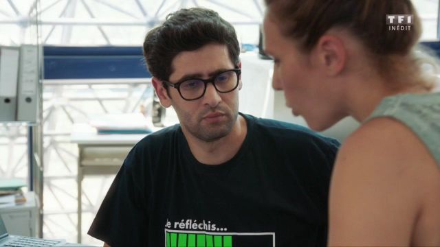 The t-shirt "I think " please wait" Georges (Mayel Elhajaoui) in the series Tomorrow belongs to us - Episode 263