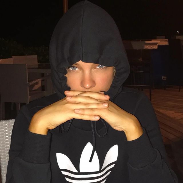Sweatshirt hoodie Adidas worn by Barbara Palvin on his account Instagram