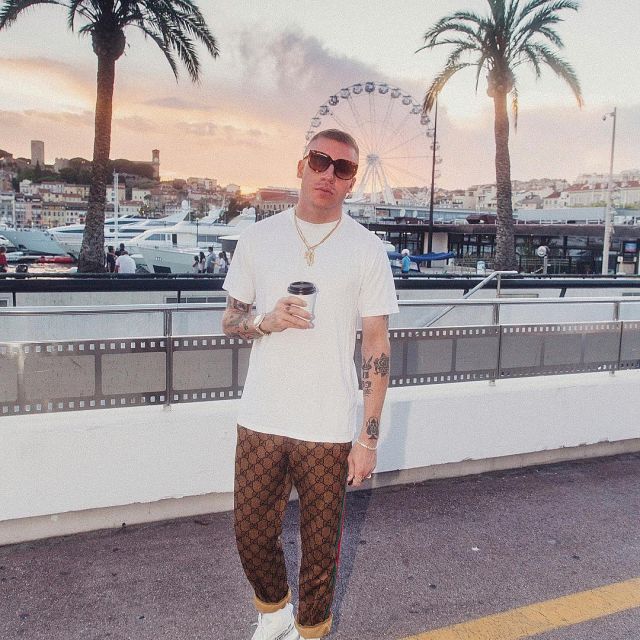 Gucci jogging Pants in jersey technical GG worn by Macklemore on his ...