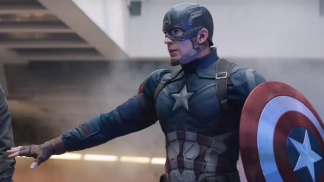 The replica of the helmet of Captain America / Steve Rogers (Chris Evans) in Captain America : Civil War