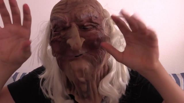 Le masque personne âgée porté par Hugo Posay dans sa vidéo "Top 10 trucs drôles et marrants"
