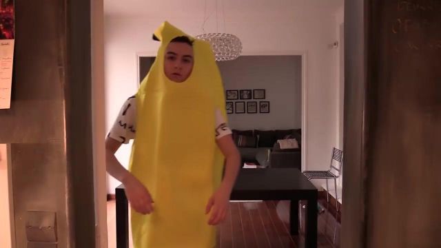 Le déguisement banane porté par Hugo Posay dans sa vidéo "Le plus gros bonbon XXL géant du monde"