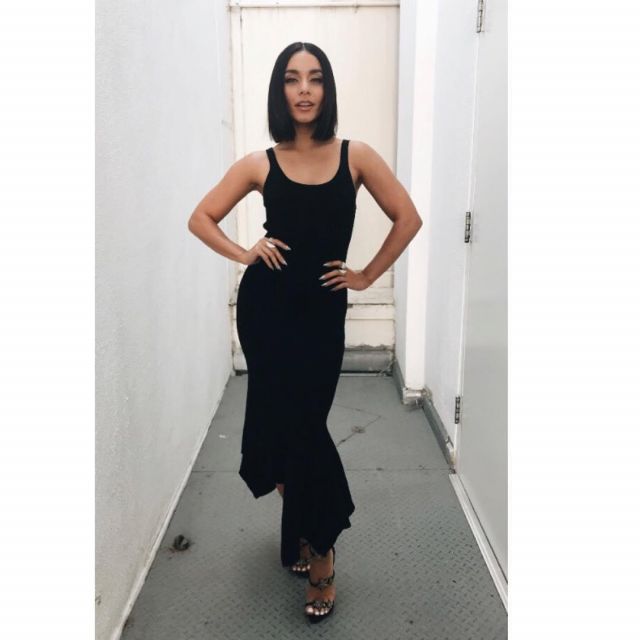 La robe noire longue évasée de Vanessa Hudgens sur son compte Instagram