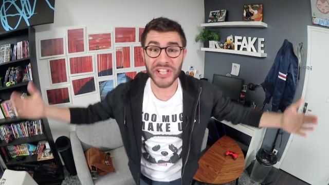 the t-shirt "Panda too much make-up" worn by Cyprian, who in his YouTube video "The objects WTF"