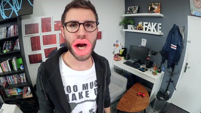 L'objet rose qui se met dans la bouche pour rendre beau vu dans la vidéo YouTube "les objets WTF" de Cyprien