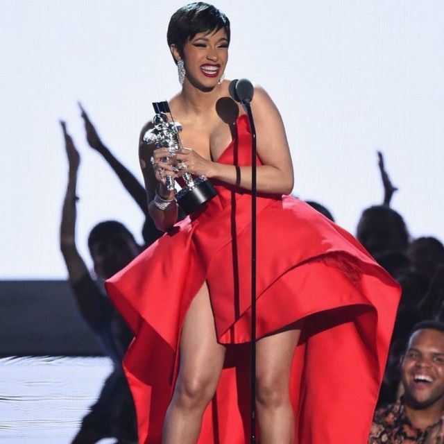 The dress custom red Azzi and Osta Cardi B scope during the VMA 2018