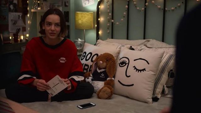 The sweat Dunlop Vintage red, black and white, Casey Gardner (Bridgette Lundy-Paine) in Atypical S02E01