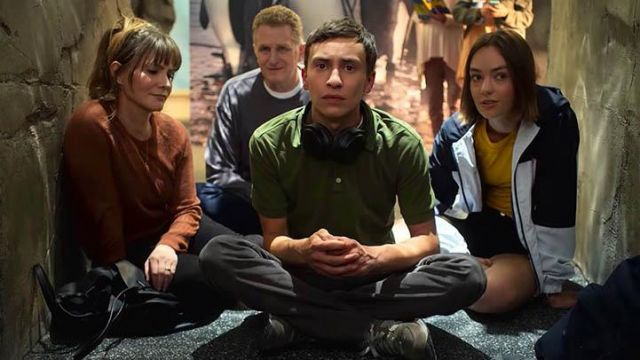 El polo verde usado por Sam Gardner (Keir Gilchrist) en Atypical S02E10