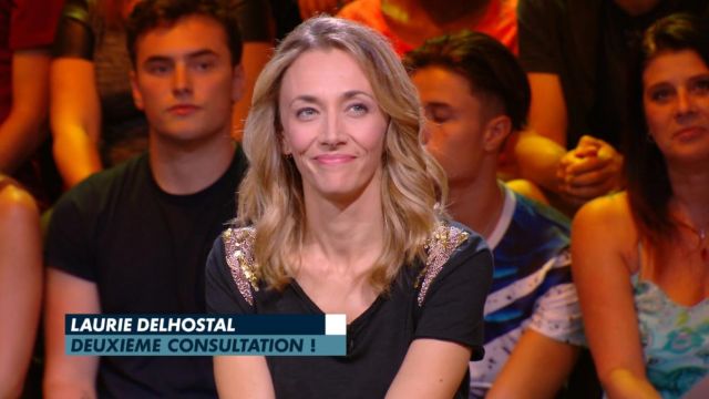 The t-shirt with embroideries on the shoulders of Laurie Delhostal in J+1 of the 19/08/2018