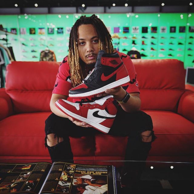 Sneakers red and black Jordan 1 Retro High Homage To the Sneakers red Nike Air Jordan 1 Banned youtubeur Tony D on
