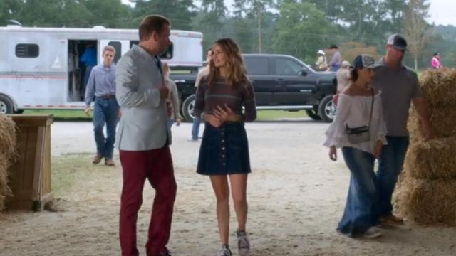 La jupe en jean boutonnée que porte Patty Bladell (Debby Ryan) dans Insatiable S01E03
