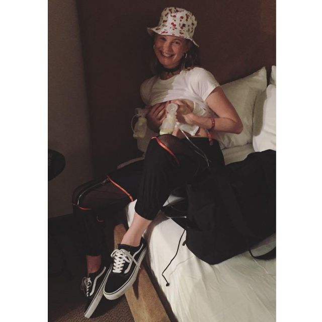 Les Sneakers Vans Old Skool  portées par Behati Prinsloo sur son compte Instagram