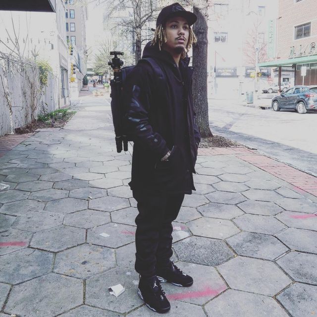 Sneakers black Jordan 6 Retro Black Cat that carries the youtubeur Tony D on his account instagram