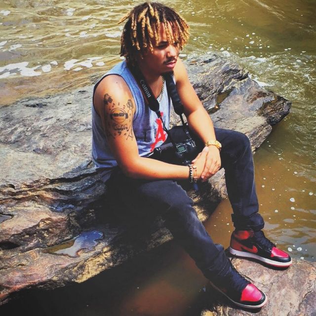 Sneakers red Nike Air Jordan 1 "Banned" youtubeur Tony D on his account instagram