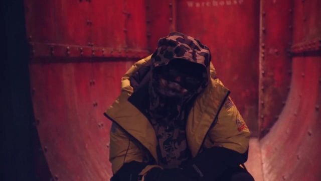 The jacket The North Face yellow Kekra in the video clip 9 milli