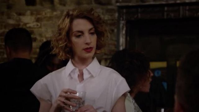 Lauren (Molly Bernard) white cropped shirt with waistband in Younger S05E09