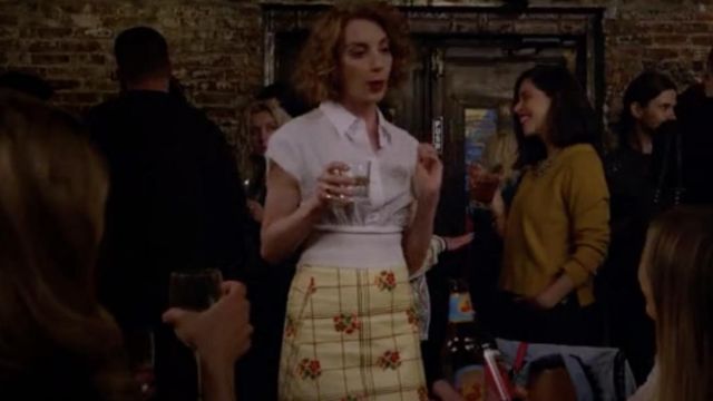 La jupe courte avec fleurs de Lauren (Molly Bernard) dans Younger S05E09