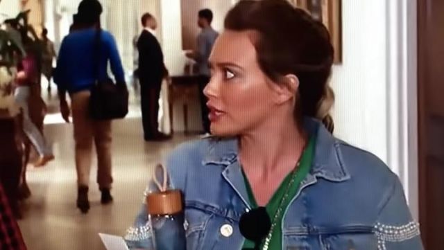La veste en jean à perles de Kelsey Peters (Hilary Duff) dans Younger S05E11