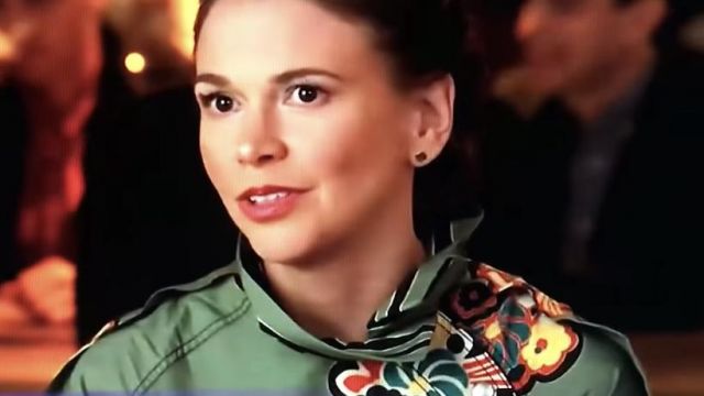 El vestido de kimono verde con flores de Liza Miller (Sutton Foster) en Younger S05E11