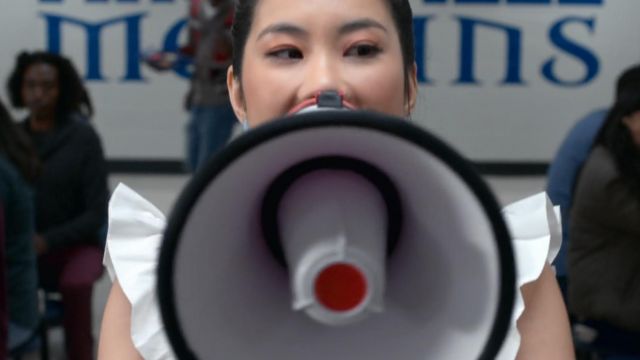 Le megaphone Pyle de Dixie Sinclair (Irene Choi) dans Insatiable S01E05