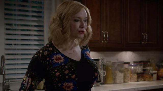 Le pull fleuri noir que porte Beth (Christina Hendricks) dans Good Girls S01E09