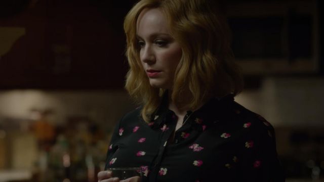 La chemise fleurie que porte Beth (Christina Hendricks) dans Good Girls S01E09