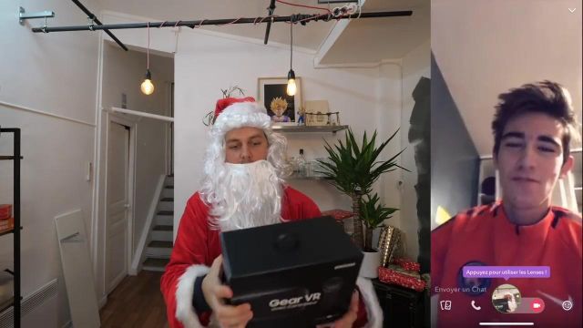 The box of reality virtual Samsung Gear VR seen in the video "I offer you gifts styled" de Pierre Croce
