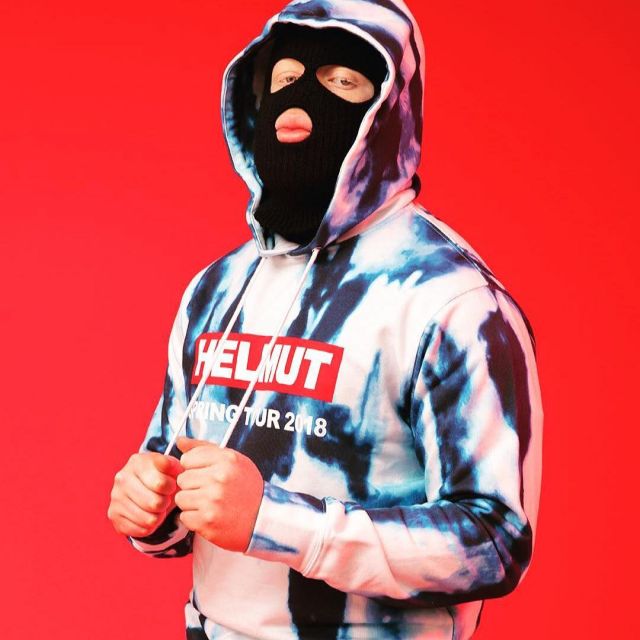 Le sweat à capuche imprimé tie and dye Helmut de Kalash Criminel sur son compte Instagram