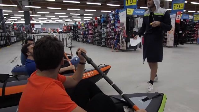 El rompevientos el árbitro en el vídeo "todo solo en un decatlón" de Pierre Croce