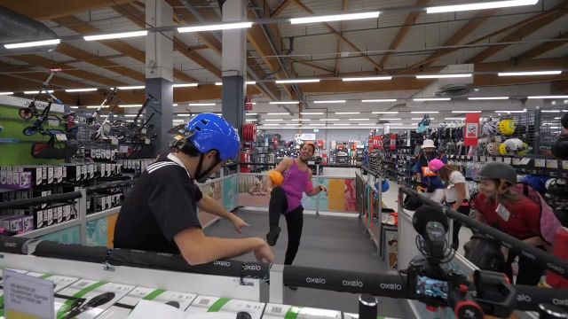 The blue helmet Wedze seen in the video "all alone in a Decathlon" of Peter Croce