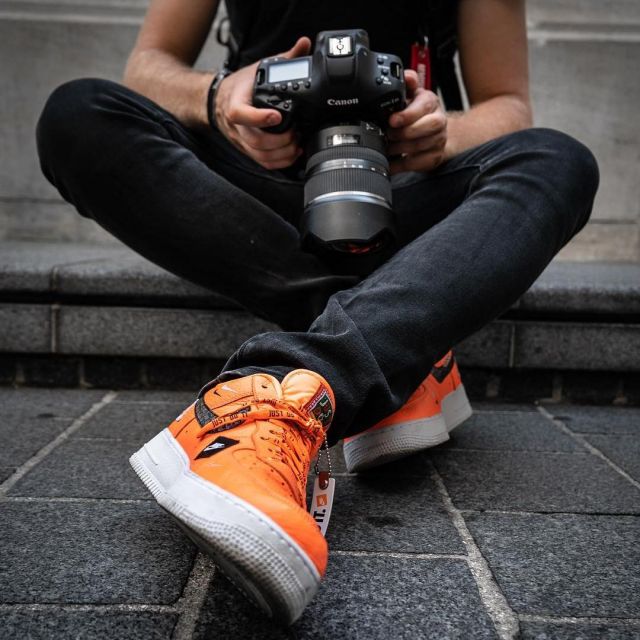 Sneakers orange Nike Air Force 1 `07 Premium 'Just Do It' of Roman Lanéry on Instagram