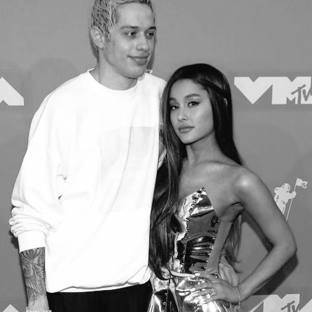 The dress and the strapless custom Ariana Grande on the red carpet of the MTV VMAs 2018