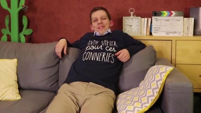 Le sweatshirt d' Augustin "Trop vieux pour ces conneries" dans la video youtube "Mes pires malaises"