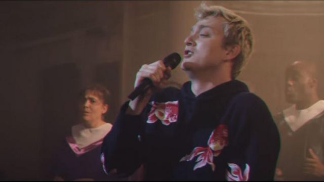 Le sweatshirt à capuche imprimé poisson (carpes) de Vald dans son clip Deviens génial