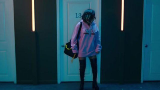 Le sweatshirt à capuche Gucci porté par Karol G dans son clip Mi Cama avec J Balvin feat. Nicky Jam