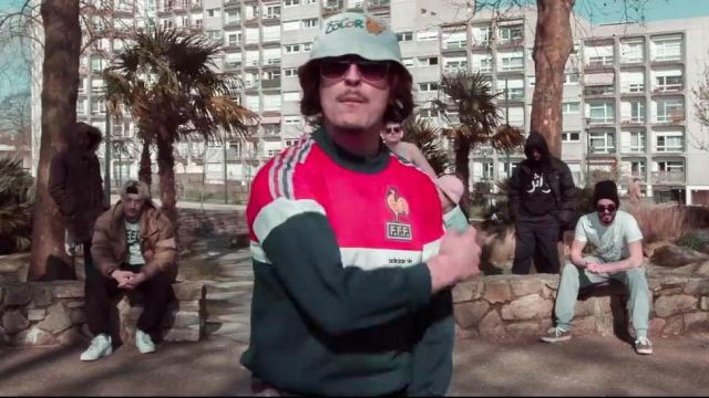 Le sweatshirt Adidas de l'Équipe de France de football vintage de Lorenzo dans son clip Freestyle du sale