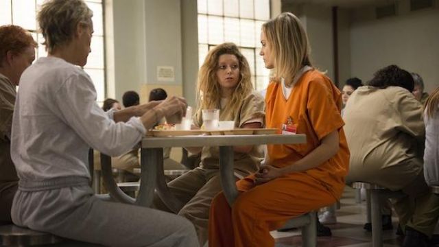 The costume of prisoner orange's Piper Chapman (Taylor Schilling) in the series Orange Is The New Black S01E01