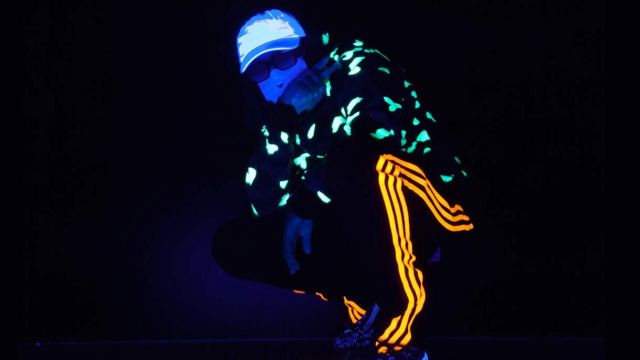 The tracksuit bottoms with bright orange worn by Kekra in his video clip Viceland