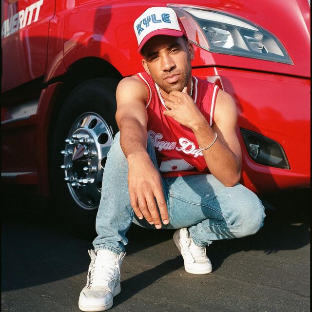 Les Sneakers Air Jordan 1 X Nrg "Blanc cassé" porté par Kyle sur son Instagram compte