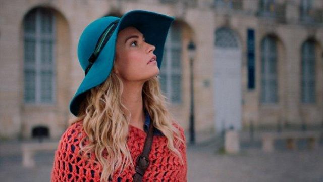 Bleu large chapeau de feutre portées par les Jeunes Donna (Lily James), à Bordeaux, comme on le voit dans Mamma Mia! Ici, Nous Allons À Nouveau